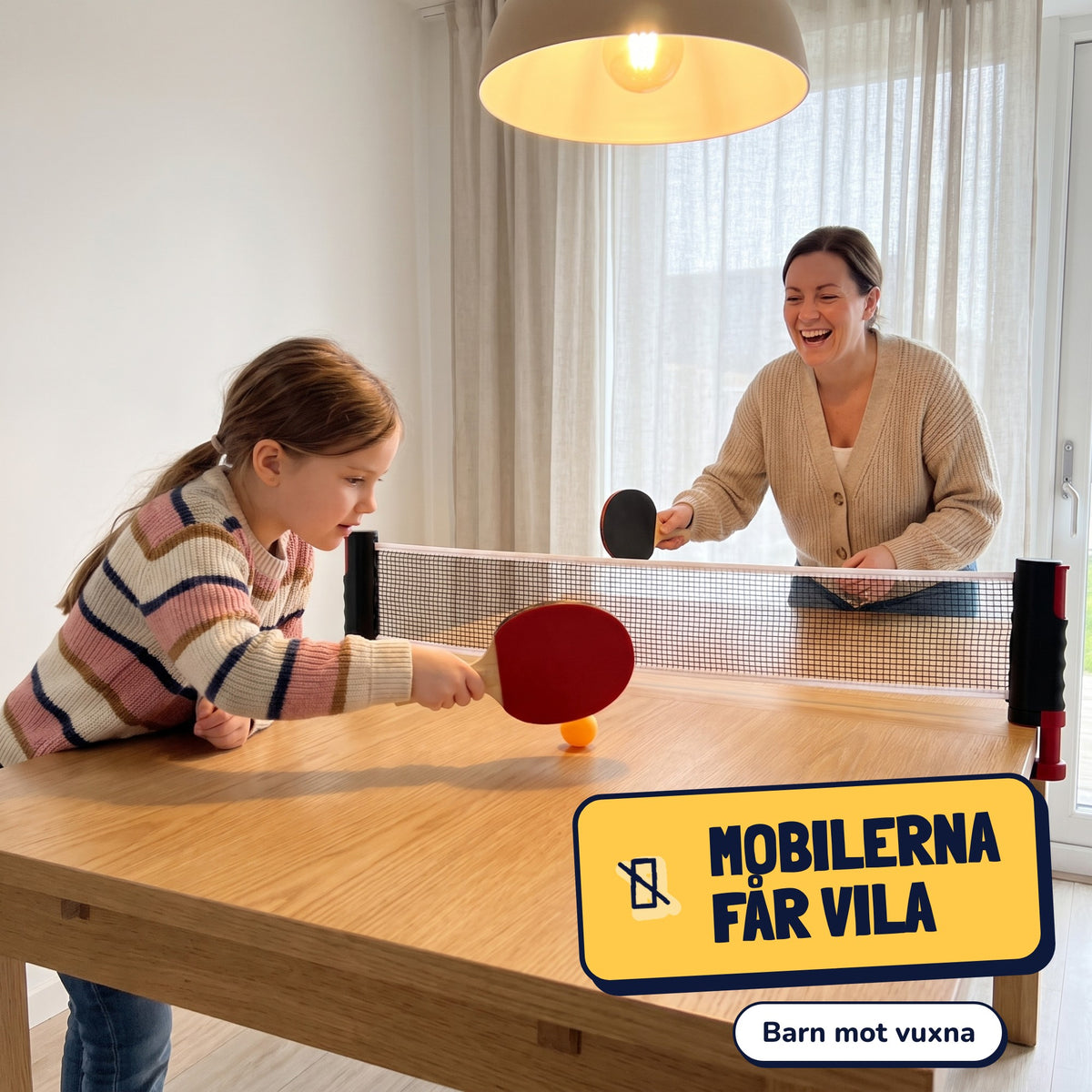 Datter og mamma spiller pingis over nettet på bordet. Mobilene får hvile, barn mot voksne