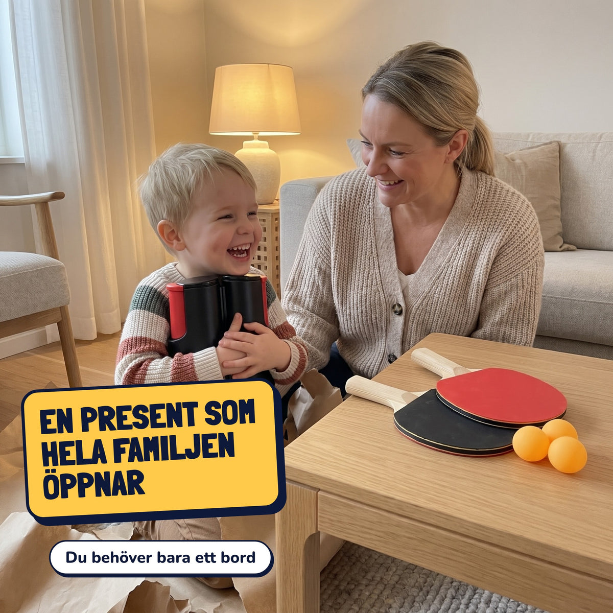 Barn klemmer det sammenfoldede pingisnettet blant gavepapir, mamma ved siden av. En gave hele familien åpner