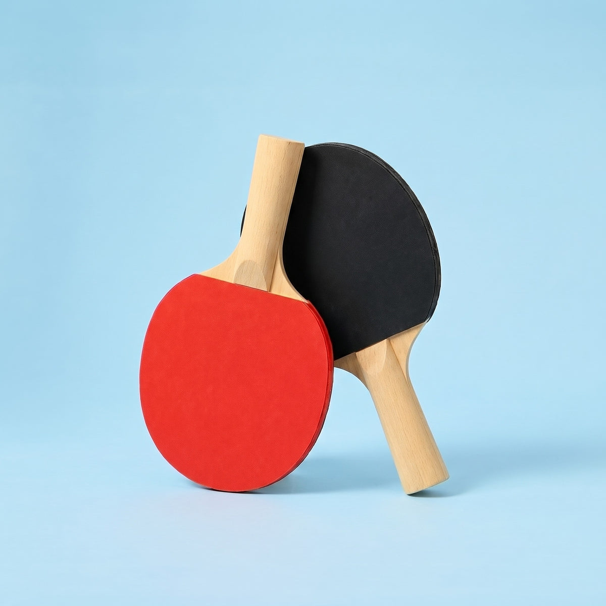 Pingisracketer 2-pakk: én racket med rødt belegg og én med svart, lyse trehåndtak